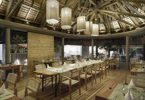 Großer gedeckter Esstisch