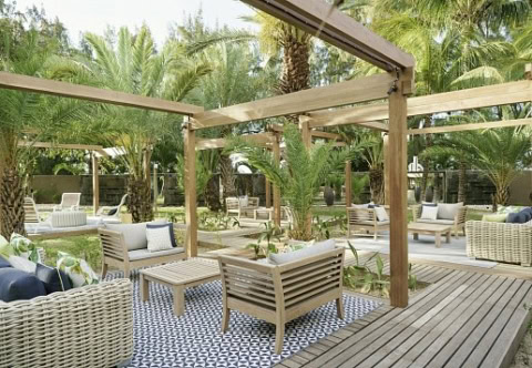 Außenbereich mit Sitzmöglichkeiten