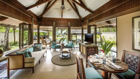 Hotelzimmer mit rundum Fensterfront