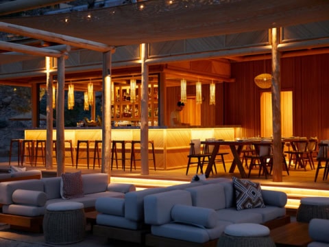 Beleuchtete Terrasse am Abend