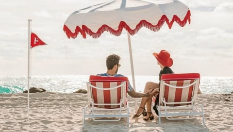 Sonnenliegen am Strand