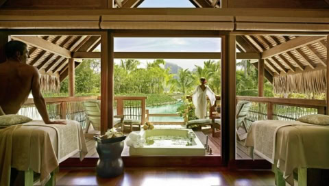 Spabereich mit Whirlpool auf Veranda mit Blick auf das Wasser