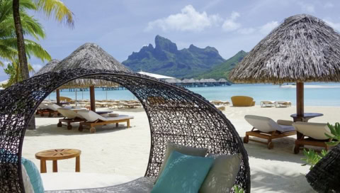 Strand mit verschiedenen Sonnenliegen und Schirmen