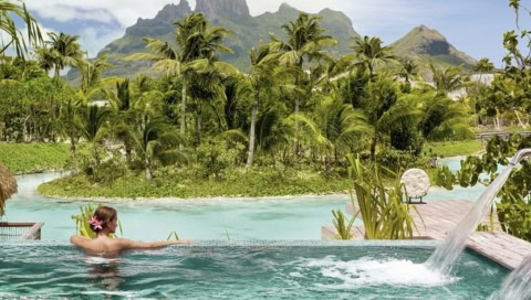 Poolanlage mit Meerblick