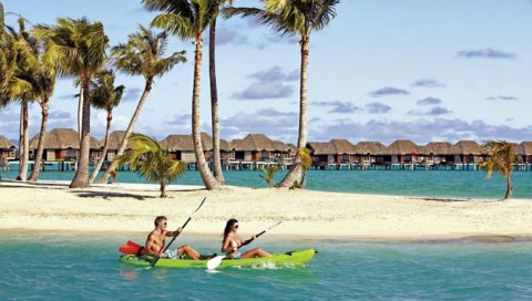 Insel und Hotelanlage, Kanu fahren auf dem Meer