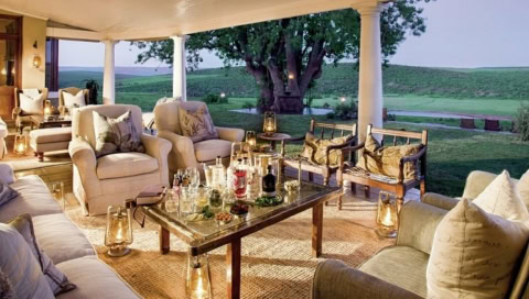 Veranda mit gemütlicher Camping beleuchtung