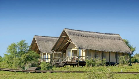 Hotelzimmer von Außen, kleine Hütten