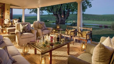 Veranda mit Aussicht auf die Landschaft am Abend