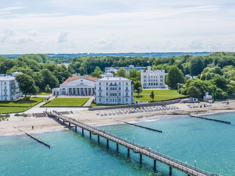 Luftaufnahme des Grand Hotel Heiligendamm direkt an der Ostsee mit Seebrücke, Strand, weißen Hotelgebäuden und grüner Parkanlage
