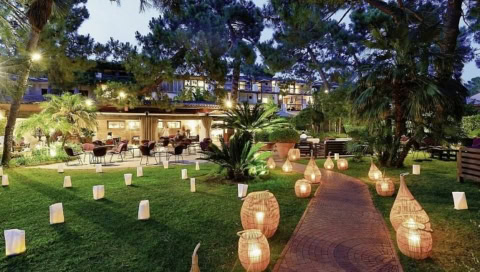 Beleuchtete Terrasse am Abend