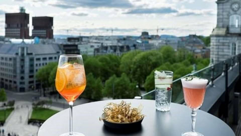 Stehtisch auf Balkon mit Aussicht auf die Stadt