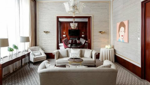 Sitzecke mit Konferenzraum dahinter