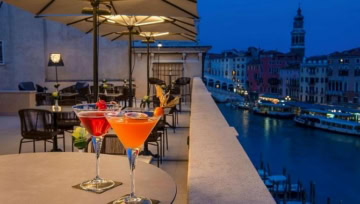 Dachterrasse mit Blick auf das Wasser