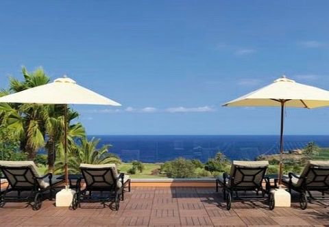 Terrasse mit Sonnenliegen und Aussicht