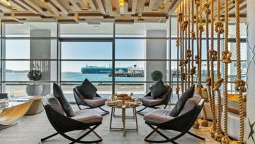 Lounge mit Blick auf das Meer und den Hafen