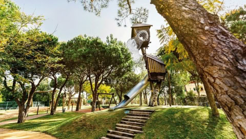 Spielplatz mit Rutsche, auf Wiese