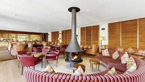 Kamin mit großem Sofa