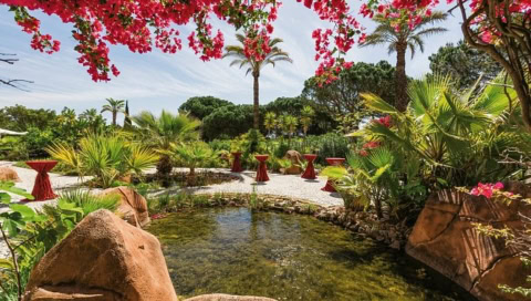 Gartenanlage mit Teich