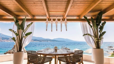 Frühstückstisch mit Ausblick auf das Meer