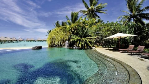 Pool mit Blick auf Strand und Meer