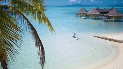 Stand-Up Paddeln am Strand