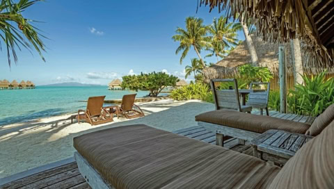Veranda mit Sonnenliegen und Blick auf Meer
