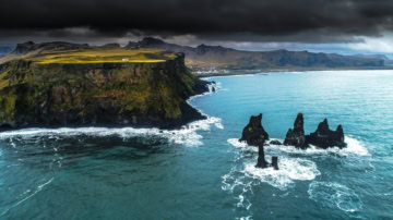 Klippen und schwarze Felsen