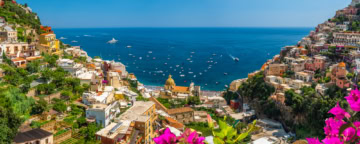Blick auf die Stadt Positano an der Amalfiküste