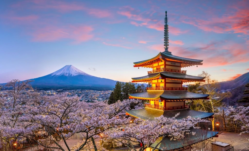 Der Fuji im Frühling mit der Chureito Pagode