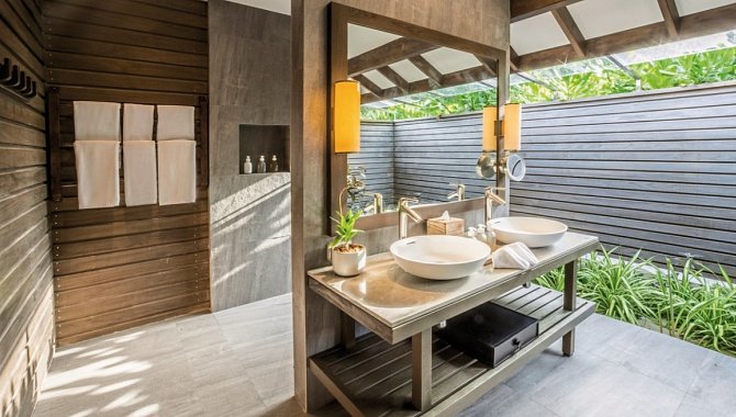 Halboffenes Badezimmer einer Beach Villa im Jawakara Islands Maldives im Lhaviyani Atoll, Malediven