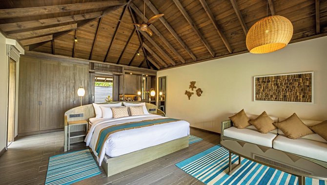 Schlafbereich einer Beach Villa im Jawakara Islands Maldives im Lhaviyani Atoll, Malediven