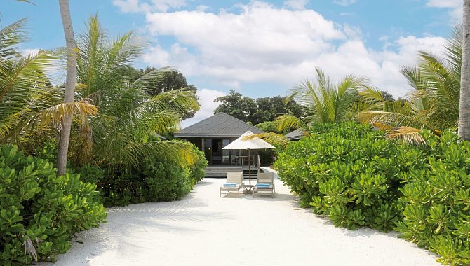 Beach Villa mit direktem Zugang zum Strand im Jawakara Islands Maldives im Lhaviyani Atoll, Malediven