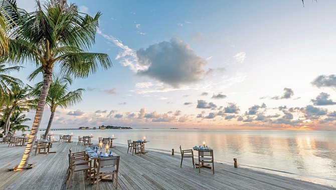 Romantisches Dinner-Deck am Meer im Jawakara Islands Maldives im Lhaviyani Atoll, Malediven