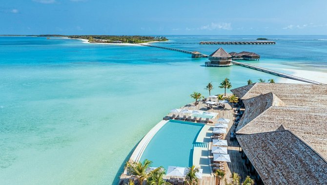 Resortanlage mit Infinity-Pool und Steg im Jawakara Islands Maldives im Lhaviyani Atoll, Malediven