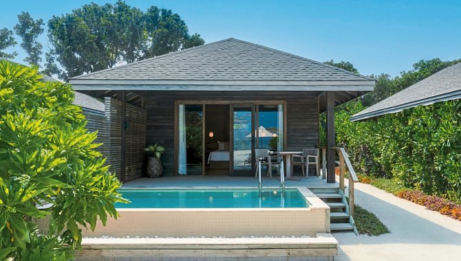 Beach Pool Villa mit privatem Pool im Jawakara Islands Maldives im Lhaviyani Atoll, Malediven