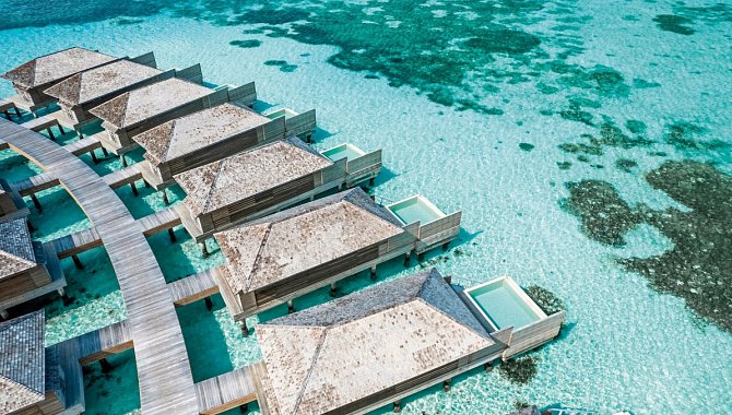 Water Pool Villas über türkisfarbener Lagune im Jawakara Islands Maldives im Lhaviyani Atoll, Malediven