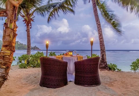 Romantisches Dinner am Strand