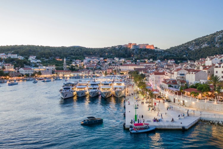 der Hafen von Hvar