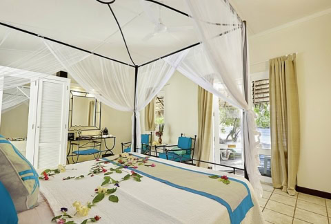 Hotelzimmer mit Rosenblättern auf dem Bett