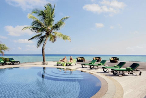 runder Pool mit Liegen