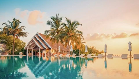 Hotelgebäude mit Pool im Vordergrund.