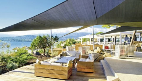 Terrasse mit Sonnensegel