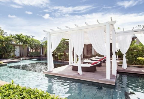 Sonnenliegen und Sonnenschutz beim Pool