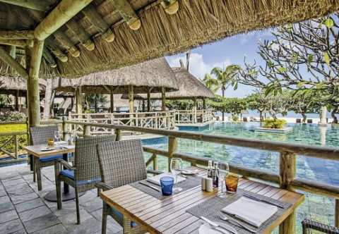 Restaurant auf Terrasse mit Blick auf den Pool