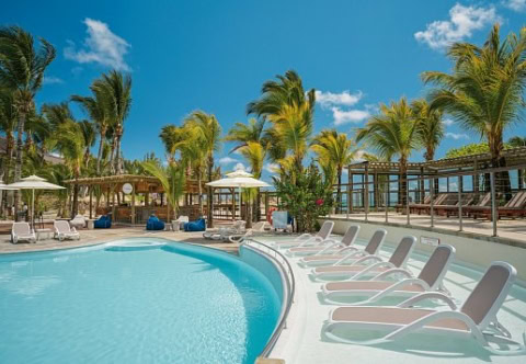 Hotelpool mit Sonnenliegen