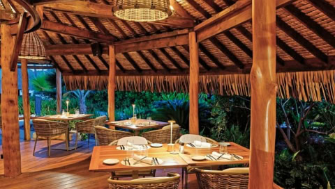 Restaurant überdacht am Abend