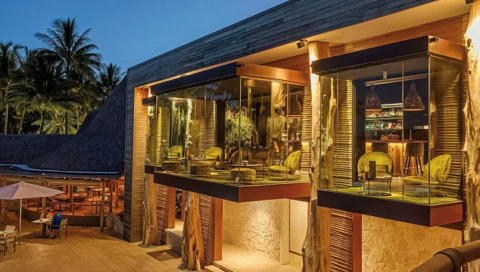 Hotelgebäude mit Lounge mit Wintergarten