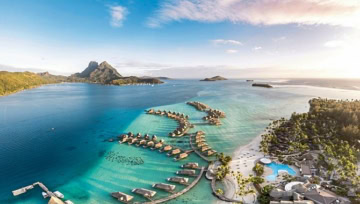 Das Hotel und die Bungalows aus der Vogelperspektive