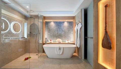 Badezimmer mit großer Badewanne