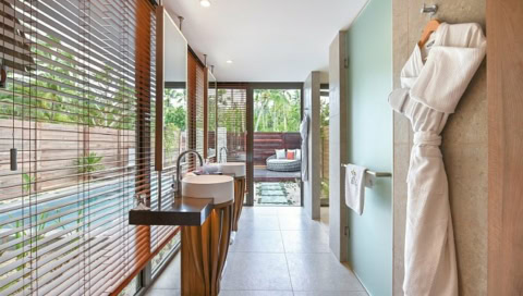 Hotelzimmer mit großer Fensterfront